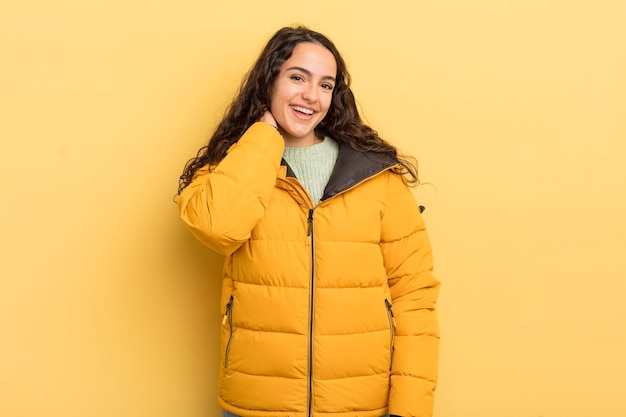 Mulher bonita hispânica rindo alegremente e com confiança com um sorriso amigável feliz casual