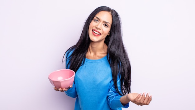 Mulher bonita hispânica se sentindo feliz, surpresa ao perceber uma solução ou ideia. conceito de tigela vazia