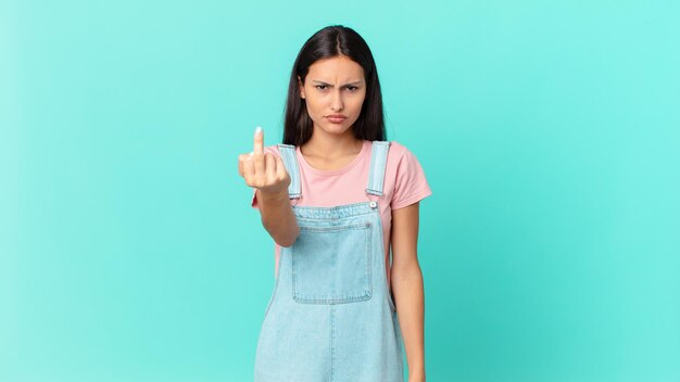 Mulher bonita hispânica se sentindo irritada, irritada, rebelde e agressiva