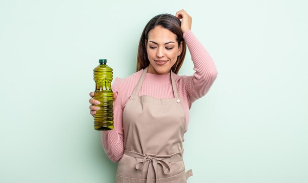 Mulher bonita hispânica se sentindo perplexa e confusa, coçando a cabeça. conceito de azeite