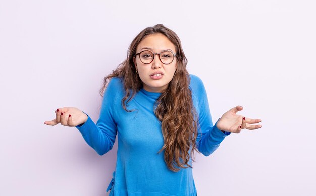 Mulher bonita hispânica se sentindo sem noção e confusa, sem saber qual escolha ou opção escolher, se perguntando