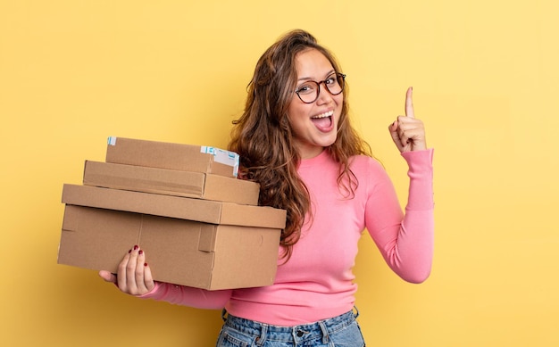 mulher bonita hispânica se sentindo um gênio feliz e animado depois de realizar uma ideia. conceito de armazenamento