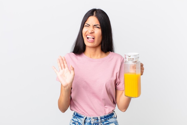 Mulher bonita hispânica. suco de laranja e conceito de café da manhã