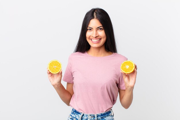 Mulher bonita hispânica. suco de laranja e conceito de café da manhã