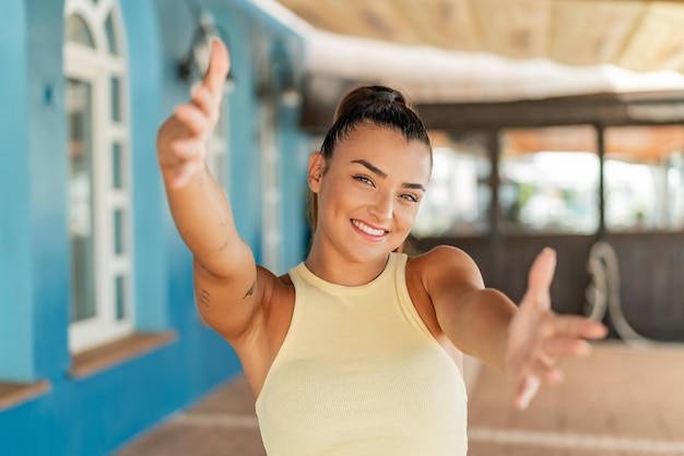 Mulher bonita jovem ao ar livre