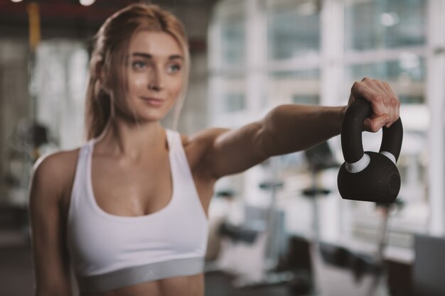 Mulher bonita jovem aptidão malhando na academia