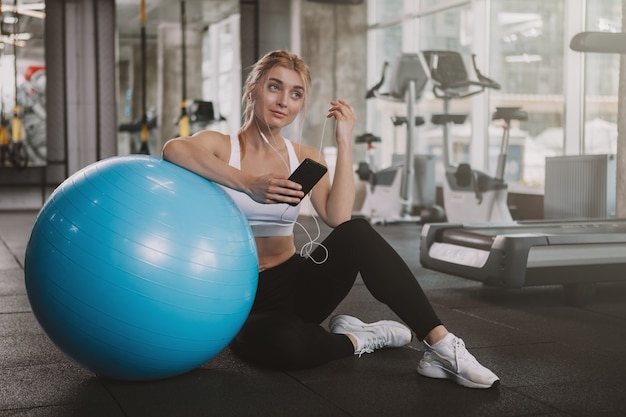 Mulher bonita jovem aptidão malhando na Academia