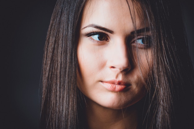 Foto mulher bonita, jovem e emocional