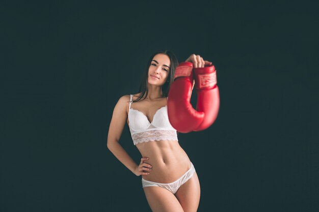 Mulher bonita jovem e luvas de boxe