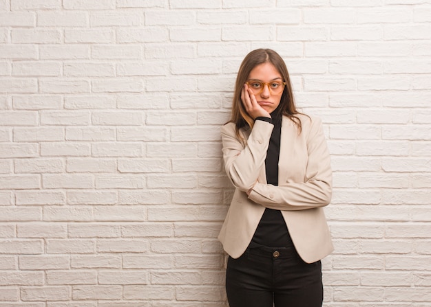 Mulher bonita jovem empresário empresarial cansado e com muito sono