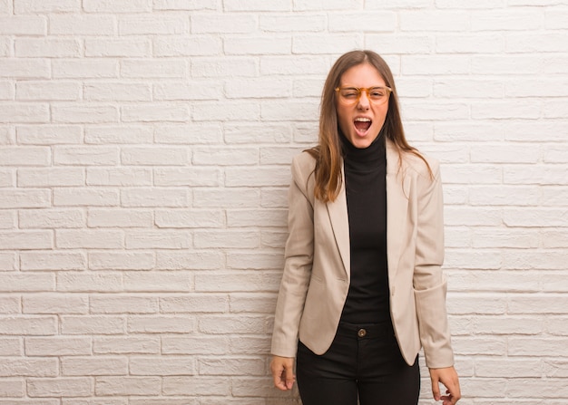 Mulher bonita jovem empresário empresarial gritando muito irritado e agressivo