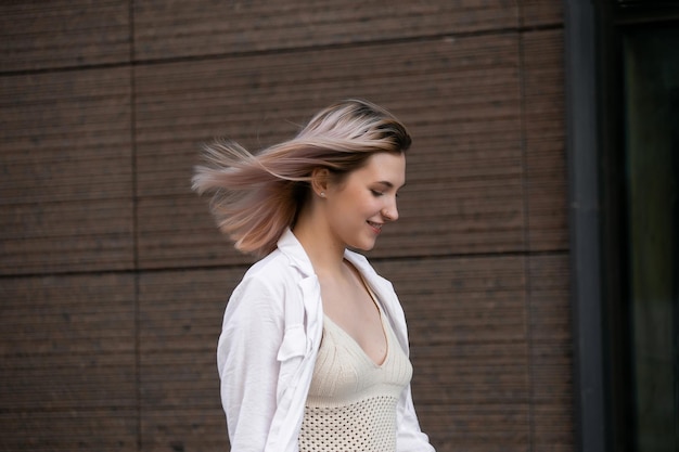 Mulher bonita jovem feliz andando na rua Imagem de mulher bonita e elegante