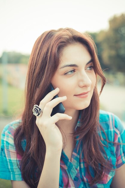 mulher bonita jovem hippie usando smartphone