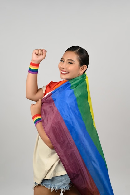 Foto mulher bonita lgbq posa com bandeira multicolor