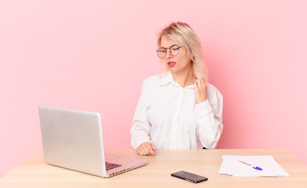 Mulher bonita loira jovem bonita se sentindo estressada, ansiosa, cansada e frustrada. conceito de mesa de trabalho