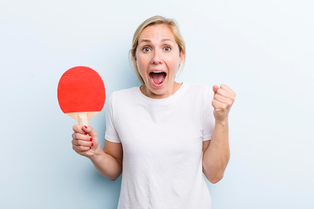 Mulher bonita loira ping pong e conceito de esporte