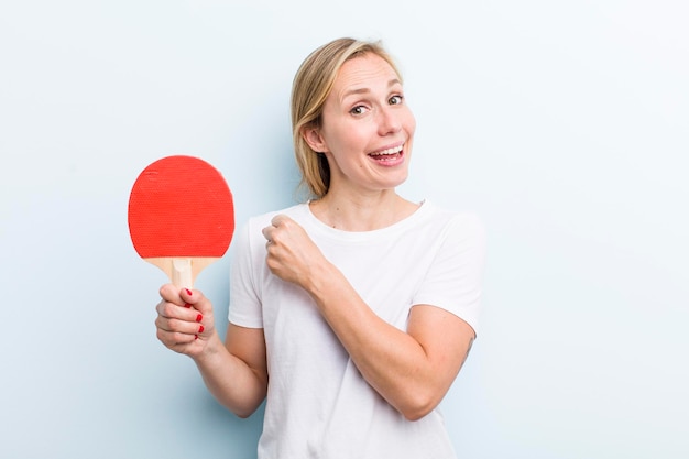 Mulher bonita loira ping pong e conceito de esporte