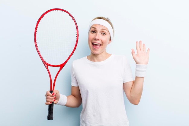 Mulher bonita loira praticando esporte de tênis