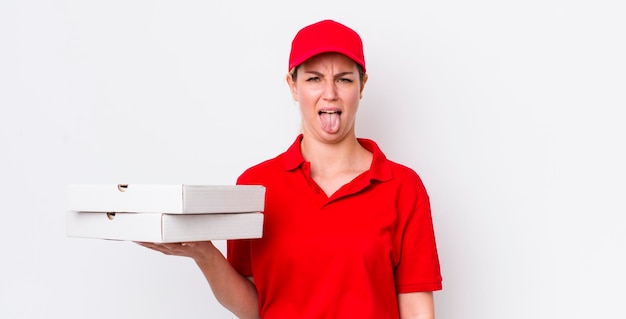 Mulher bonita loira se sentindo enojada e irritada e língua para fora conceito de entrega de pizza