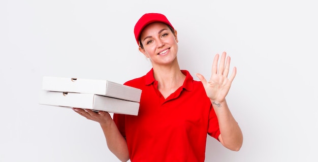 Mulher bonita loira sorrindo e parecendo amigável mostrando o conceito de entrega de pizza número cinco