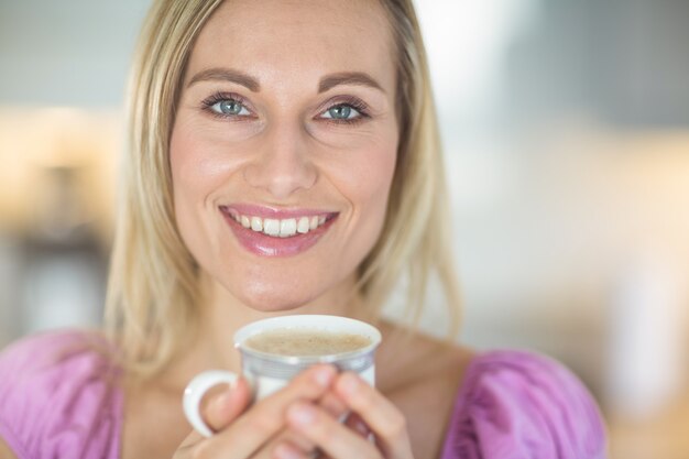 Mulher bonita loira tomando café