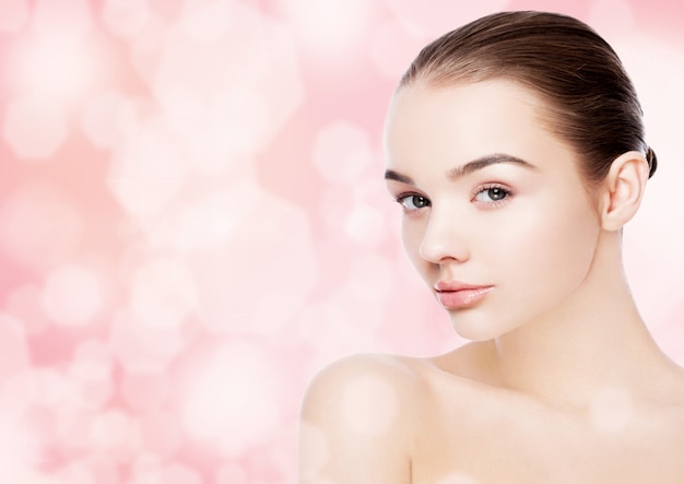 Mulher bonita maquiagem natural spa retrato cuidados com a pele em rosa bokeh de fundo