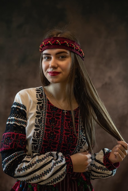 Mulher bonita na blusa bordada étnica vyshyvanka, roupas folclóricas, região dos Cárpatos, cultura da Ucrânia