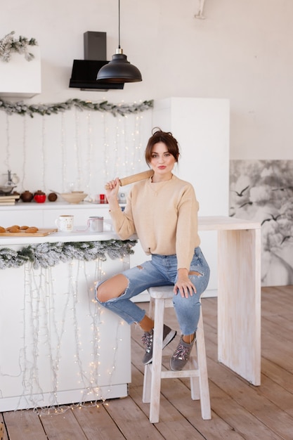 Mulher bonita na cozinha no natal