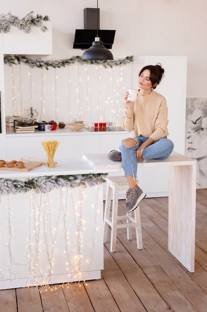 Mulher bonita na cozinha no natal