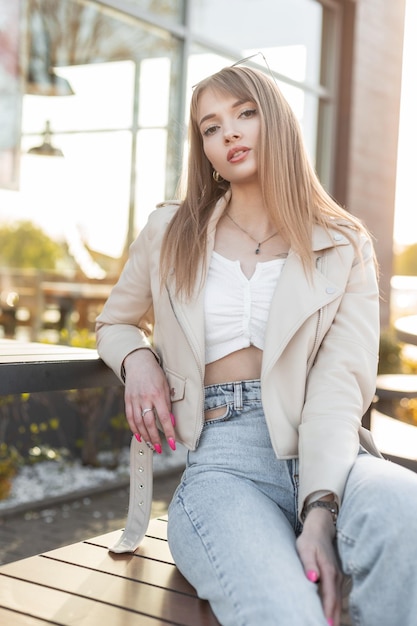 Mulher bonita na moda em roupas de estilo rock casual com jaqueta