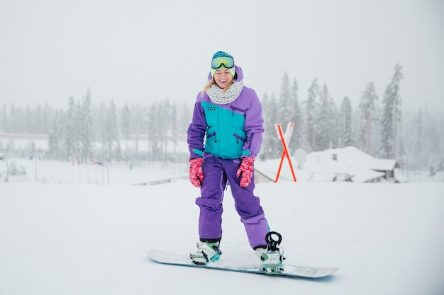 Foto mulher bonita na montanha no snowboard