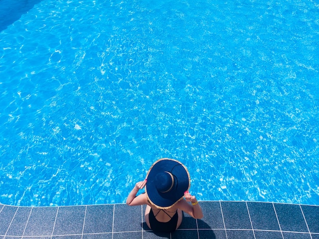 Mulher bonita na piscina do hotel