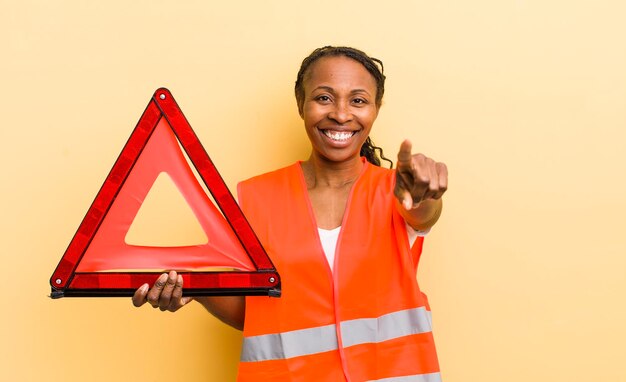 Mulher bonita negra apontando para a câmera escolhendo você