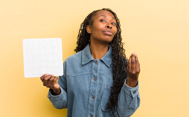 Mulher bonita negra fazendo gesto de capice ou dinheiro dizendo para você pagar