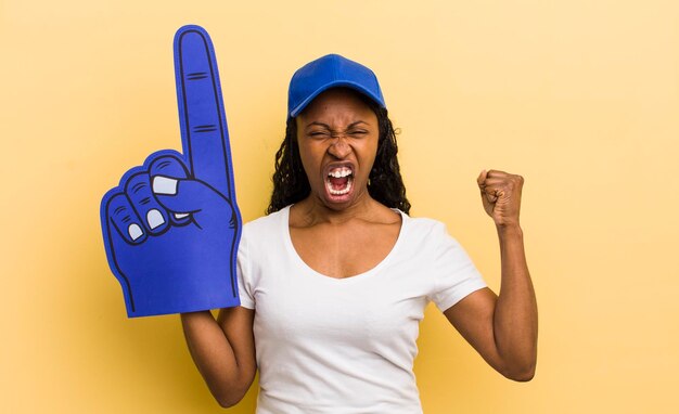 Mulher bonita negra gritando agressivamente com uma expressão de raiva