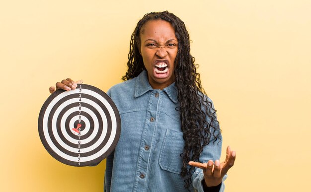 Foto mulher bonita negra olhando irritada, irritada e frustrada