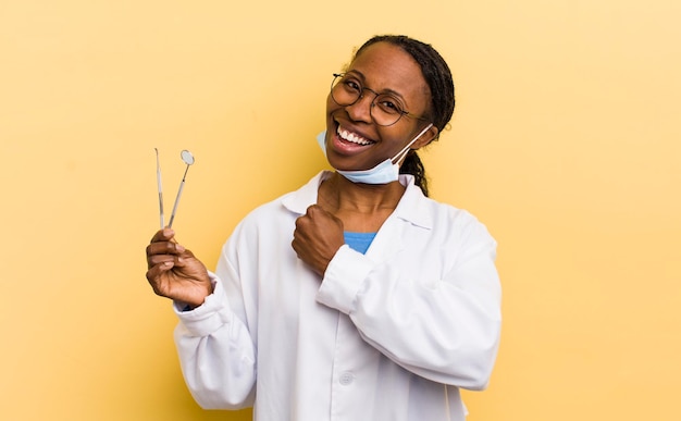 Foto mulher bonita negra se sentindo feliz e enfrentando um desafio ou comemorando