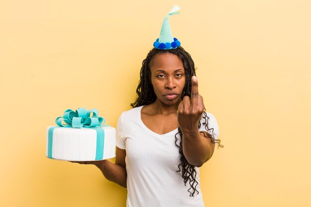 Mulher bonita negra sentindo raiva irritada rebelde e agressiva