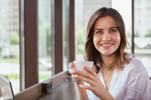 Mulher bonita no café