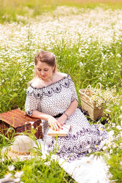 Mulher bonita no campo com flores. Foto de alta qualidade