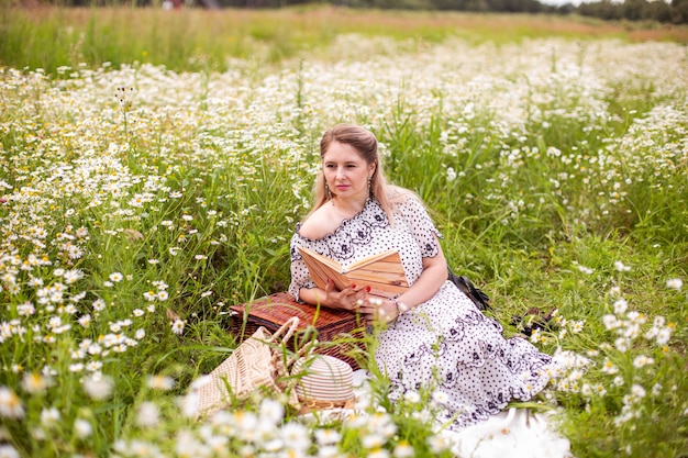 Mulher bonita no campo com flores