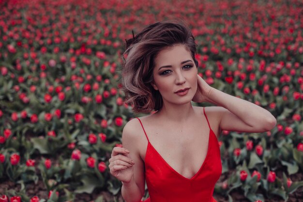 Mulher bonita no campo de tulipas