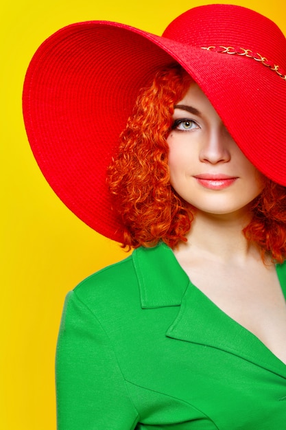 Mulher bonita no chapéu vermelho e blusa verde