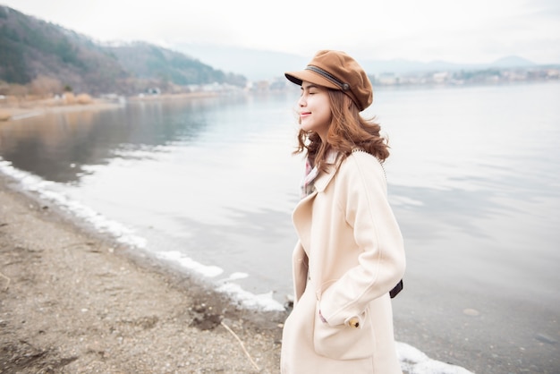 Mulher bonita no lago kawaguchiko, japão