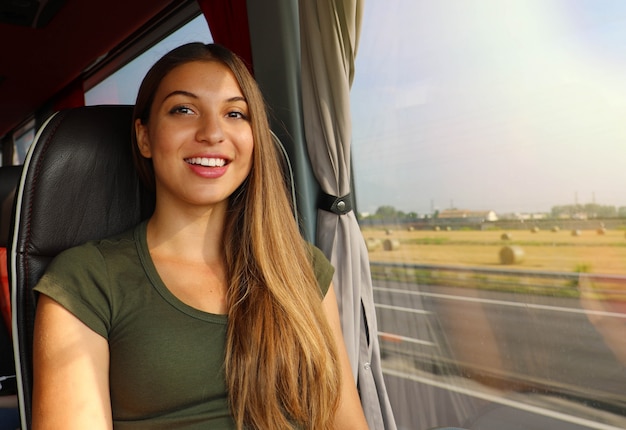 Mulher bonita no ônibus sorrindo para a câmera