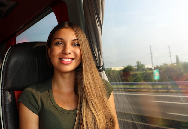 Mulher bonita no ônibus sorrindo para a câmera