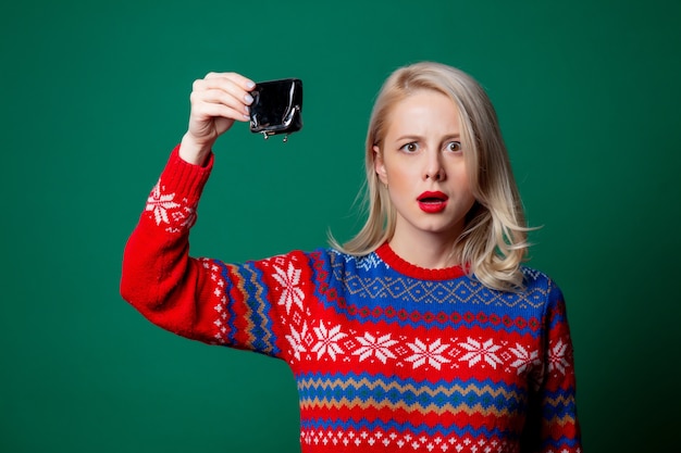 Mulher bonita no suéter de Natal com bolsa vazia