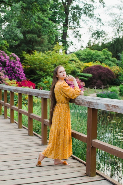 Mulher bonita no verão em vestido amarelo