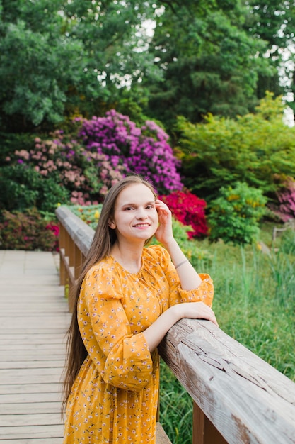 Mulher bonita no verão em vestido amarelo