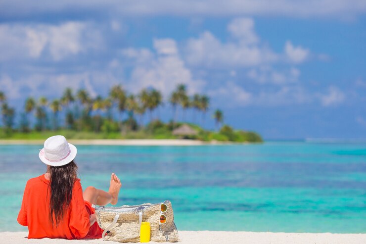 Foto mulher bonita nova que tem o divertimento no litoral tropical.